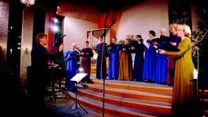 Julkonsert. Cantores Calmarienses, den vackert samstämda kammarkören, kom på besök i Västervik i går kväll för sin första julkonsert i år, i Marieborgskyrkan. Vi kan vara tacksamma, för deras julturnéär kort i år. Final ikväll i Två systrars kapell i hemstaden. Körens ledare är Torbjörn Westman.
