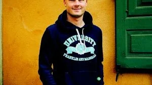 Faktaböcker. Nicolas Jacquemot har skrivit två faktaböcker för barn som kommer nu under våren. En handlar om kärlek och hur det funkar, den andra är om kroppen och om allt som låter och luktar. Foto: Cato Lein