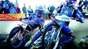 Säkra poängplockare. När Niels-Kristian Iversen och Bjarne Pedersen, närmast, kör ihop är de pålitliga poängplockare för Västervik Speedway. Danskarna måste göra en bra insats med VMS Elit och Västervik ska ha någon segerchans.                                                                   Foto: Anders Liljegren