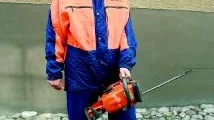 Skyddskläder viktiga. Vid all motorsågning är de speciella skyddskläderna oerhört viktiga. Båda jacka, byxor och stövlar innehåller sågskydd som hindrar motorsågens kedja från att nå huden. På bilden saknar Anders Melkersson skyddshandskar.Foto: ANDERS STEINER