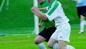 Kamp om bollen. Här är det Överums Christian Johansson i grön tröja som kämpar om bollen med hemmalagets Joakim Fredriksson.