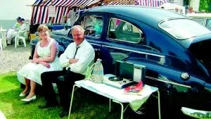 59 års modell. Sune och Lilian Pettersson från Nässjötrakten hade kommit till Locknevi för att visa upp sin Volvo PV 544 av 1959 års modell. Bilen har tidigare bara haft en ägare som avverkat 20 000 mil. Inte bara bilen är av 59 års modell utan också ägarnas kläder och alla tillbehör som krävs för en tidsenlig åktur. Paret letar ständigt efter prylar från tiden, just nu är det vit nylonskjorta som Sune saknar.