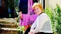 Två trubadurer. Sofia Johnsson och Tina Wilhelmsson är kollegor i sång och musik och bildar tillsammans duon Narcissus. I sommar uppträder de regelbundet på Wimmerströmska gården i Västervik. Foto: Mattias Ahlm