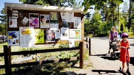 För att få sätta upp affischer på Lysingsbadets camping krävs att man också annonserar i campingplatsens egen broschyr. - I mån av plats kan det ändå vara möjligt att affischera på anslagstavlan i anslutning till receptionen. Det är upp till oss att avgöra, säger Anna Svensson som är marknadsföringsansvarig.Foto: Sara Winsnes