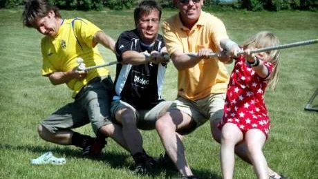 Ett av dragkampslagen var Team Frisell, som åkte ur tävlingen relativt omgående. Deltagarna laget var från vänster Per, Henrik och Sebastian Frisell, samt Johanna Frisell.Foto: Ingemar Petersson