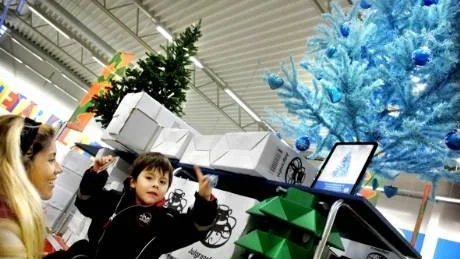 - Den ska vi ha mamma, säger lille Alejandro till mamma Rufina Karlsson och pekar på den blåa plastgranen.Foto: Lisa Olaison