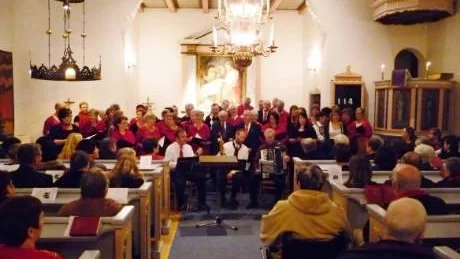 Den nya, 50 röster stora Julkören i Ankarsrum fick sin debutkonsert på söndagskvällen och det gick storartat. I mitten sitter Ankarsrumstrion Rilesia. Längst till höger, under predikstolen, skymtar Annelie Lockneman, kantorn som byggt upp hela satsningen.
