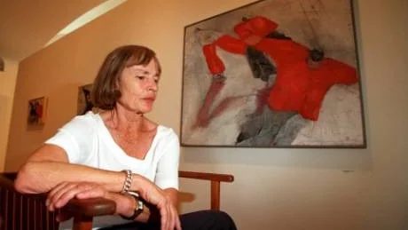 Birgit Broms vid en av sina målningar med skridskoåkare. Bilden togs vid en utställning på Waldemarsudde 1996. Foto: Anders Kallersand/Scanpix