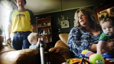 Benny och Sofie Johansson och deras sex barn får bo kvar i huset på Dackevändan i Blackstad.   Arkivbild: Ellen Kindstrand