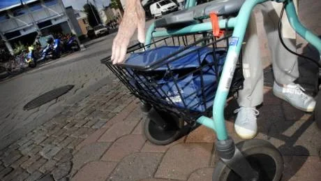 Det borde vara ett lock på rollatorn, säger Lisa Nilsson, 83 år, och visar på sin rollator. Ett lock skulle kunna förhindra eventuella rånare. Foto: Lisa Olaison