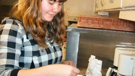 Amanda Fagerström smakar av potatismoset. Kryddorna är salt, svartpeppar och på en av pojkarnas begäran några korn socker.