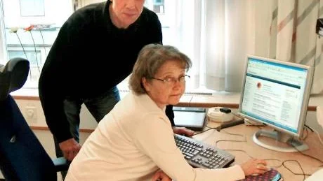Claes Peterson och Ann Karlstedt på skattekontoret i Västervik hoppas att de flesta väljer att deklarera via sms, telefon eller internet.Foto: Lotta Gometz