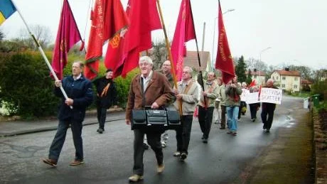 Ett 30-tal deltog i demonstrationståget i Edsbruk.