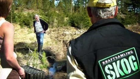 Bertil Lundén berättade om vilka metoder för markberedning och vilket plantmaterial som används.Foto: Lena Pettersson