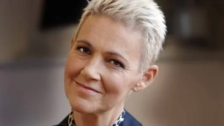För drygt ett år sedan friskförklarades Marie Fredriksson från sin sjukdom. "Det är helt suveränt", säger hon. Nu tar hon dagen som den kommer och njuter av att få hålla på med det som hon gillar bäst, måla och göra musik. Foto: Lars Pehrson/Scanpix