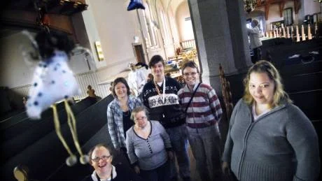 Utställningen i S:t Petri kyrka har änglar som tema. Konstnärerna bakom verken är från vänster Kjell Johansson, Helena Svensson, Elisabeth Johansson, Pia Nilsson, Anne-Marit Kallea och Susanne Johansson.
