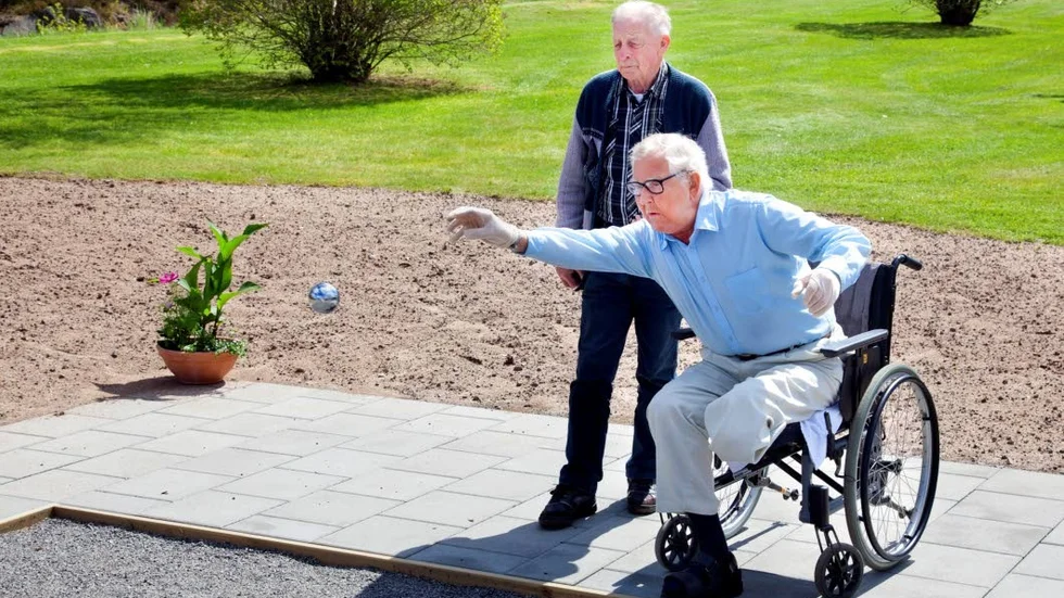 Rull. Hans Viktorsson satsar för fullt. Trots det vann Ingvar Pehrson med sitt sista klot.  - Nu fattas bara en kratta så jag kan få till mig kloten igen, säger Hans Viktorsson.