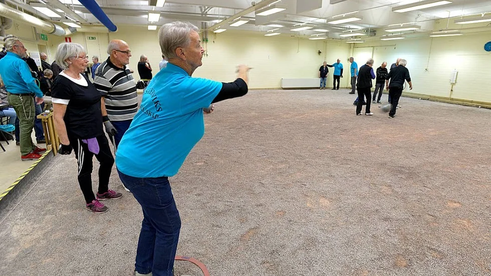 Populärt. Boule är ett populär pensionärsnöje, Här samlar sig Anita Spjut för att kasta i väg sitt klot.
