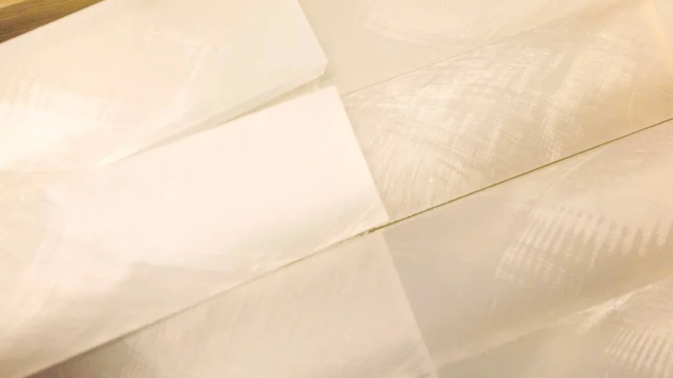 Råvara. I pallar ligger plastblock. De svarvas och fräses till komponenter som används i allt från medicinsk utrustning till i försvarsindustrin.