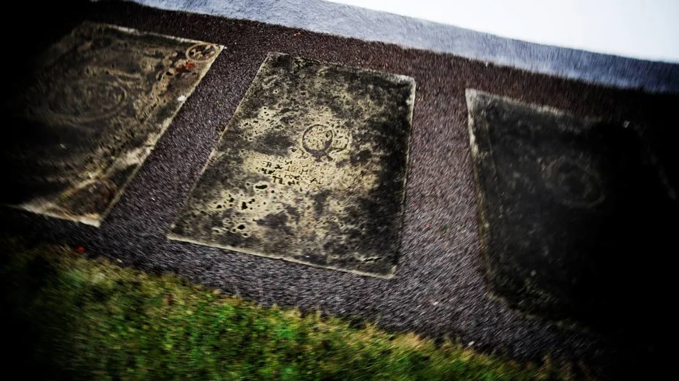 Mossigt. Det blir allt svårare att läsa namnen på stenarna runt gamla kyrkan.