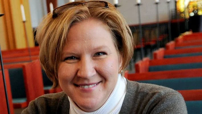 Engelsk gudstjänst. Eva Cudmore är pastor i Marieborgskyrkan i Västervik. På annandagen blir det gudstjänst på engelska i kyrkan.