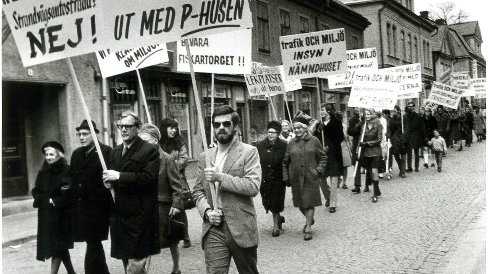 Tåget. I täten i tåget mot parkeringshus och ”Strandvägsautostrada” gick Nils Nilsson och Nils Johansson (Hultgren).