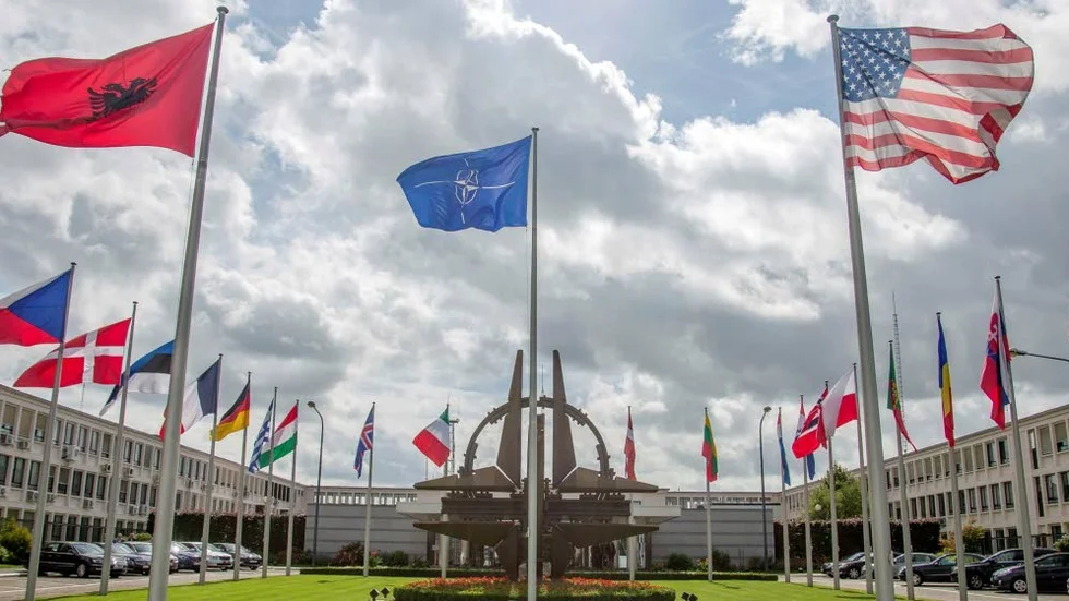 Säkerhet. Ambassadör Lars Lönnback säger nej till Nato.