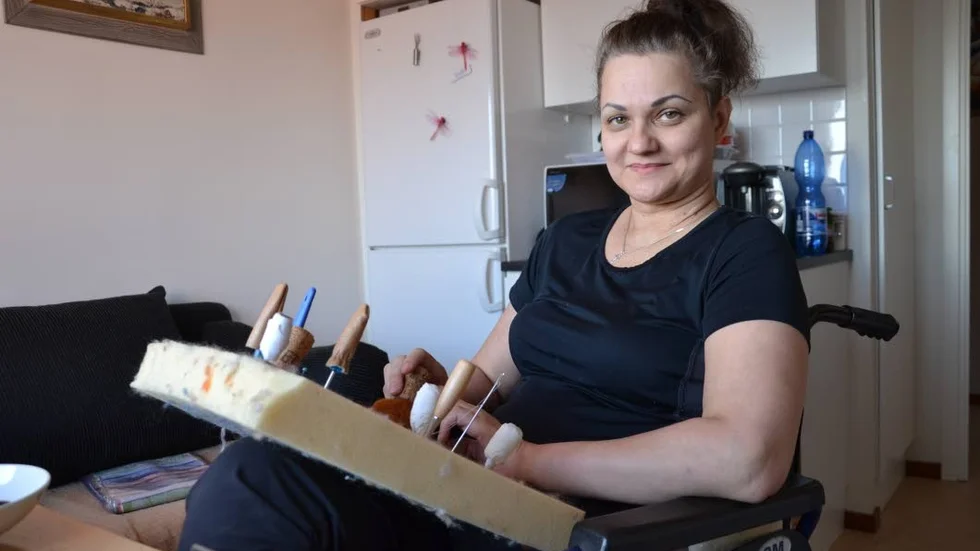 HANDARBETE. Inna Fedorko gör underbara sagodjur i tovad ull.