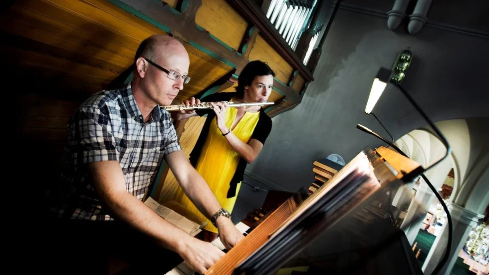 Bo Ingelberg och Elivi Varga repeterar inför Orgelfestivalen 2014. På lördag spelar de tillsammans igen i S:t Petri kyrka i Västervik.