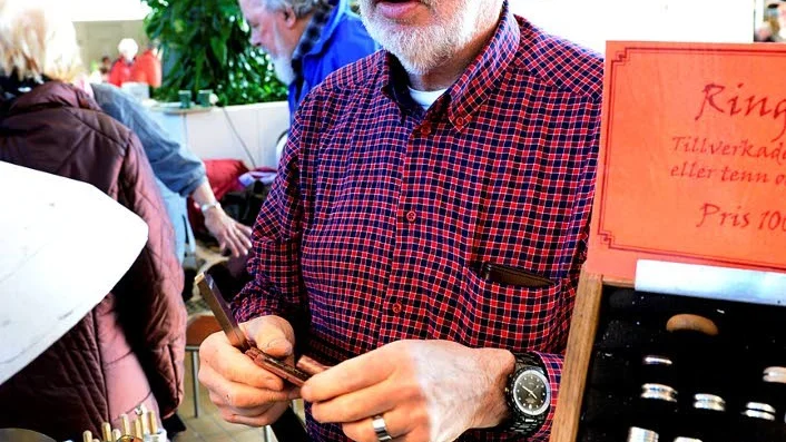 Lars-Göran Hall visade upp ringar i trä och tenn.
