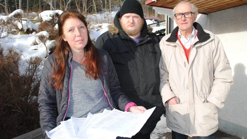 900 namn. Annelie Blomberg, Pelle Andersson och Åke Österberg visar upp de namnunderskrifter man fått hittills. De vill att landstinget hller ett öppet möte om läkarsituationen på orten. Utöver de tre arbetar Malin Stark, Lars Lindeberg och Roland Levin i den grupp som arbetar för hälsocentralens framtid.