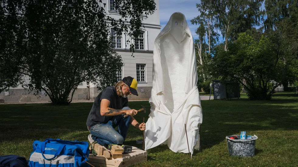 Konstnären Johan Thurfjell monterar sitt konstverk, ett klassiskt spöke, mitt på ljusan dag.