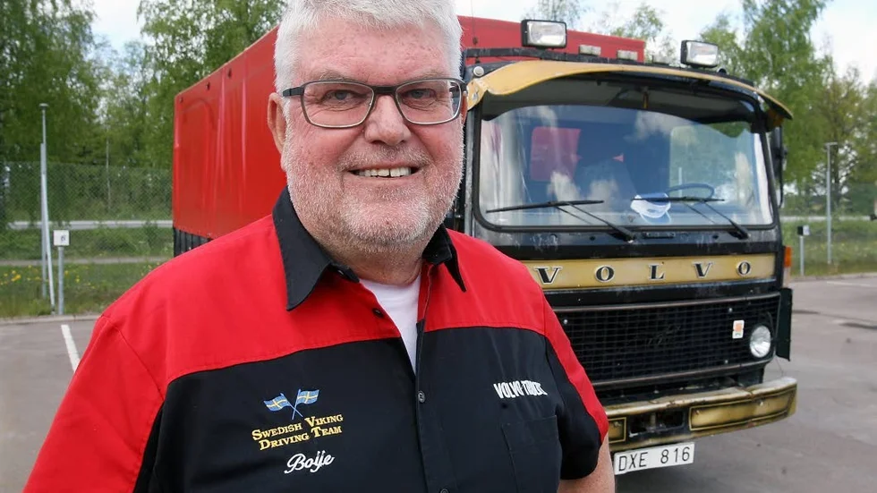 Boije Ovebrink framför Blixten. Den lilla lastbilen som hans truckracingkarriär startade med. Nu har han köpt tillbaka den.