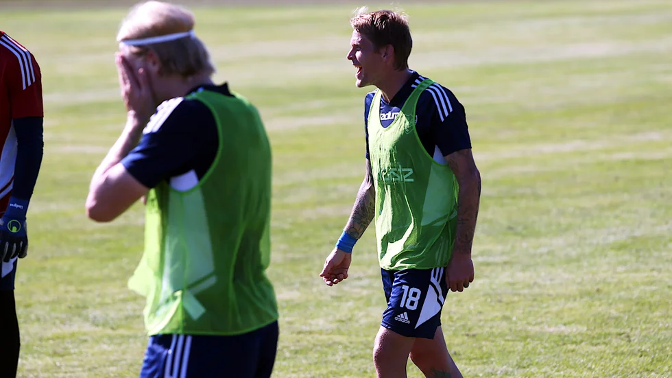 "Vi är fotbollsspelare, ska inte bara klappa varandra på axlarna utan måste visa känslor", säger Ari Skulason.