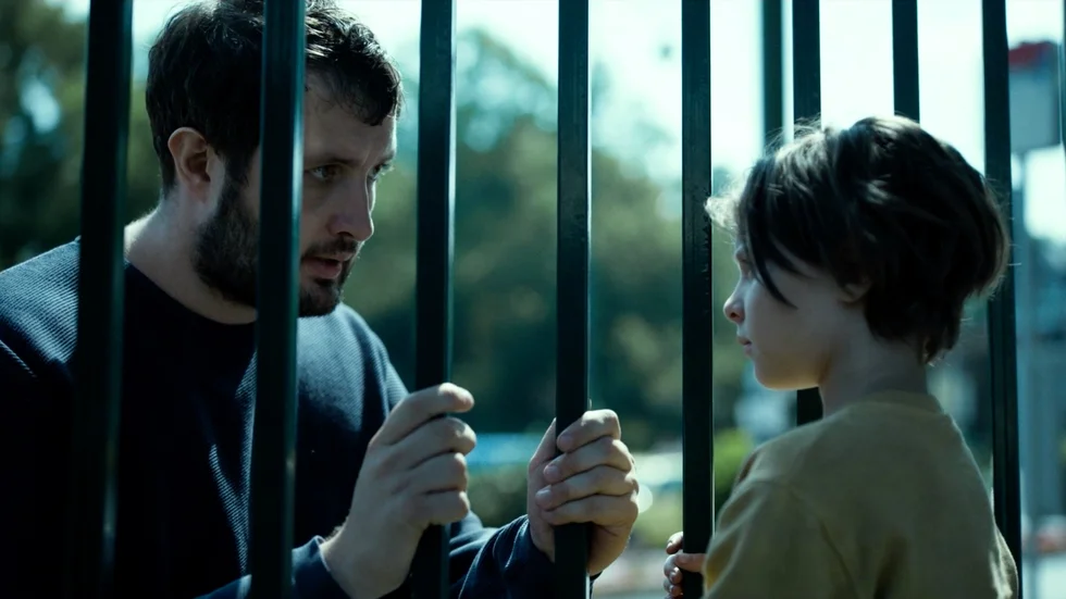 Skolan är som ett fängelse där djungelns lag gäller i den prisbelönta filmen "Playground". Nora och Abels pappa vill hjälpa men är maktlös när syskonen blir måltavlor för mobbning. Pressbild.