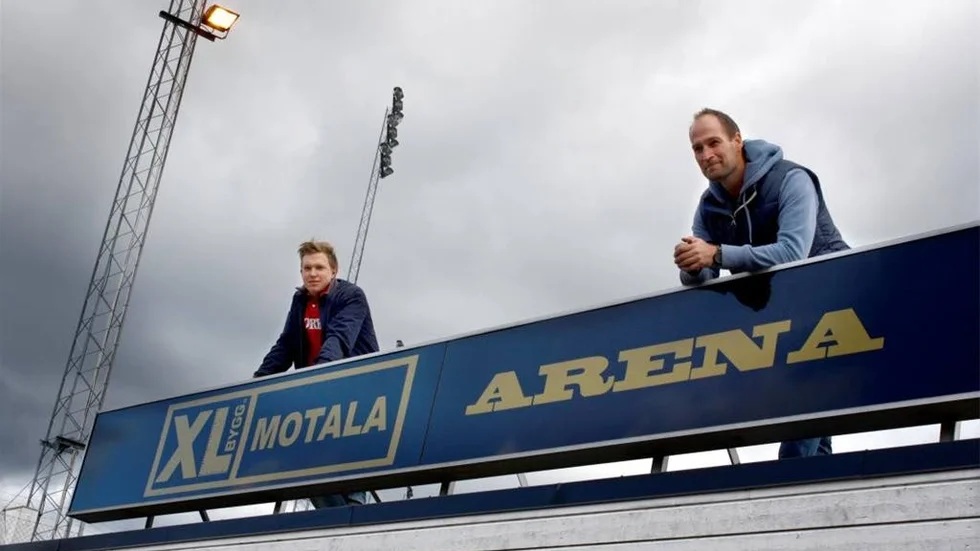 IFK:s målvakt Daniel Wärn och tränare Dennis Gustafsson fick täcka av skylten för nya arenanamnet.