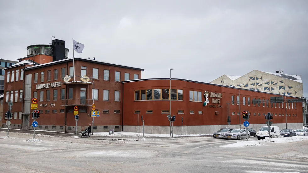 Kommunen går med på att betala drygt halva kostnaden för marksaneringen inför bygget av ett nytt lager. 