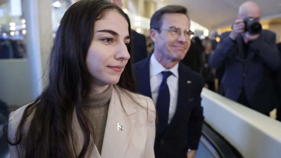 Statsminister Ulf Kristersson (M) och klimat- och miljöminister Romina Pourmokhtari på väg till misstroendeomröstningen.