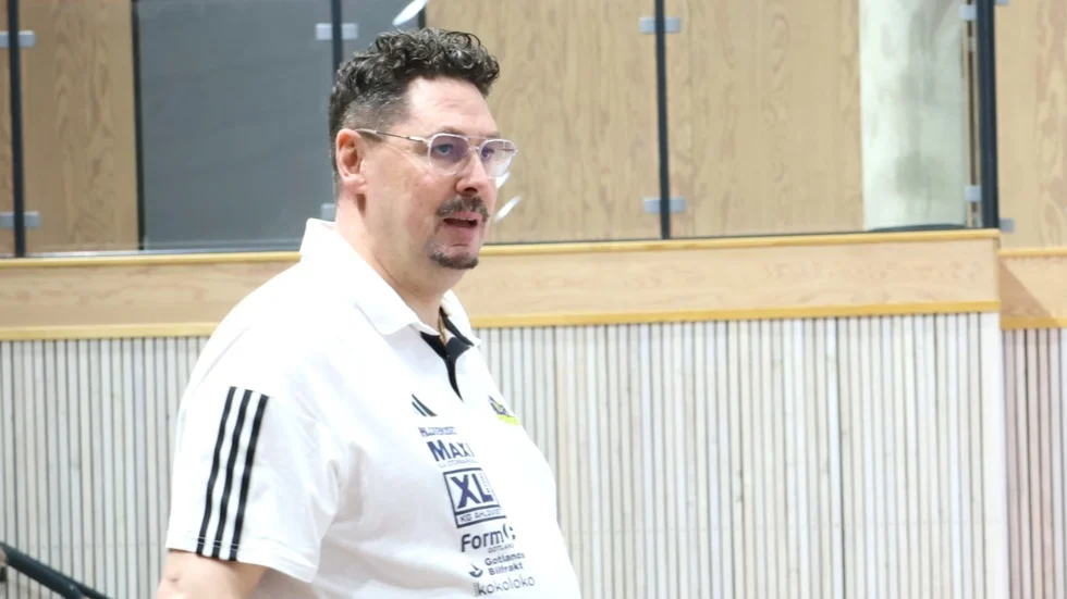 Visby IBK och tränaren Joakim Bandholtz möter Sundsvall FBC i helgen - på parkettgolvet i Sundsvalls sporthall. 