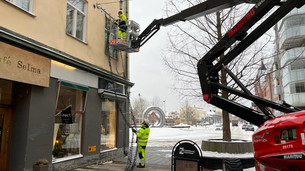 Amjad Hudifa står uppe i bomliften och Cennet Schiller på gatan. 
