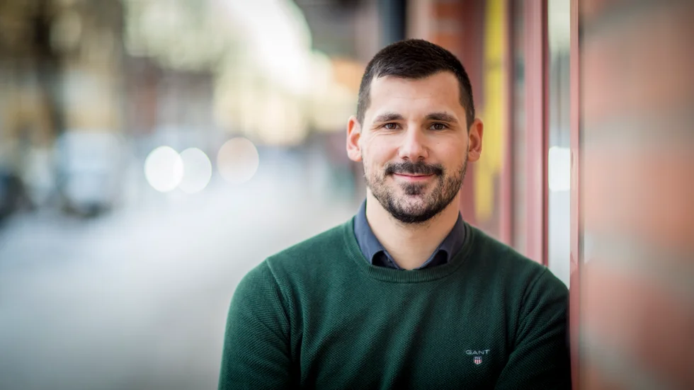 Vedran Benca är, vid sidan av fotbollen, kontorschef på Arbetslivsresurs i Katrineholm. Han tror att det går att applicera många saker som chef till hans roll som tränare. 