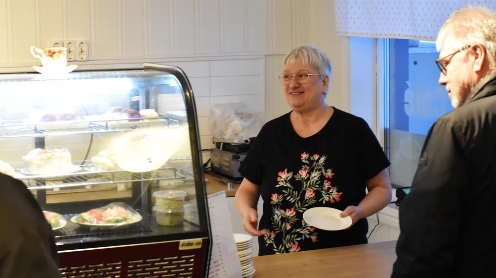 Monika Runesdotter har i flera år drivit sommarkafé i Norsjövallen, samtidigt som hon hållit på med catering och Bed & Breakfast. Nu börjar hon ett nytt kapitel. ”Folk behöver en mötesplats”, säger hon. 