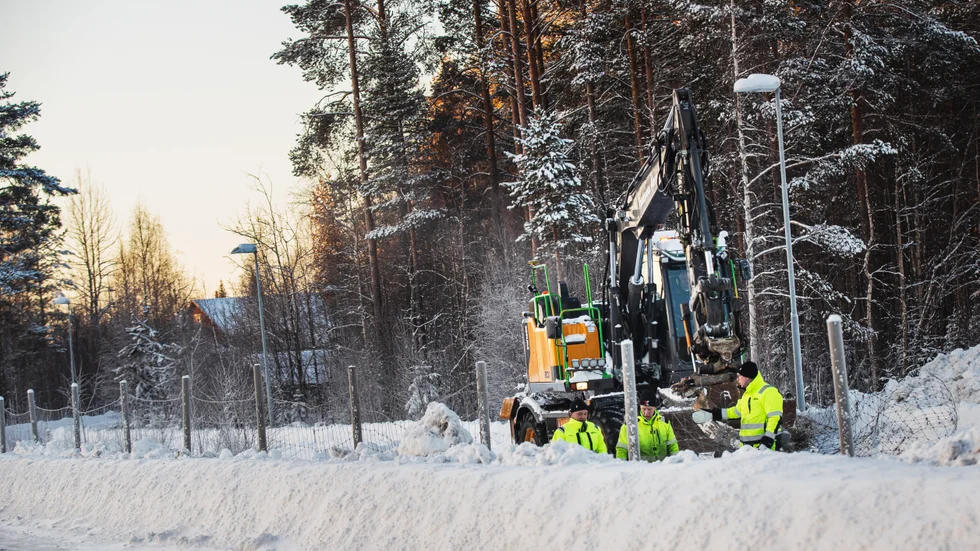 Viltstängslet i Kopparnäs har inte suttit fast på stolparna på länge. På tisdagen lagades det.
