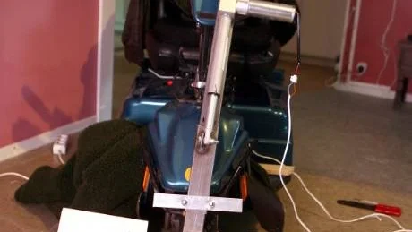 El-plog. Bladet i trä ska bytas ut mot ett i aluminium och hydraullyften kommer från en uttjänt säng.