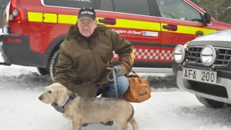 Återförenade. Sture Osterman trodde att elen hade brutits och att hunden Joppe frös ensam i huset. Så var det inte. Värmen var på. "Men han skakade ändå. Han var nog skrajsen."Foto: rolf Mader