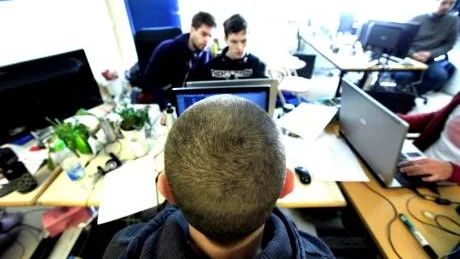 <7GT_Bildrubrik>Nedräkning.</7GT_Bildrubrik> Den 15 juni släpper Zeal game studio sitt spel Team Assault. Ted Löfgren, Christoffer Schedin och Tony Höglund, närmast, jobbar hårt med de sista detaljerna till spelet.