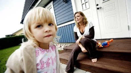 Binda eller alfons? Frågan om de ska binda räntan på huslånet eller inte, funderar Therese och Mathias Stenbeck på just nu. Treåriga Olivia tänker mer på om det är en lillebror hon får i november. I så fall vill hon att han ska heta Alfons Åberg.foto: petra jonsson