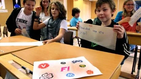 Symboler. Kevin Enderberg, Tyra Levin och Axel Starck tycker att det var för få gotlänningarna som kände till partiernas symboler och vad de står för.