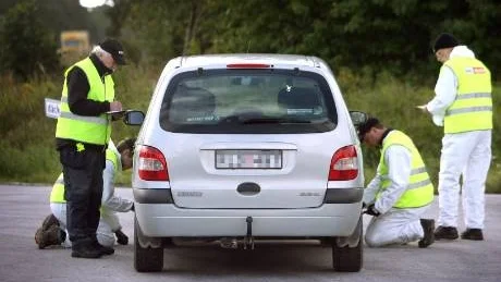 Racerbana? Det ser ut som värsta racerbanan där folk rusar till och dyker ner för att fixa något vid depåstoppet. Här handlar det om frivillig koll av däcken.