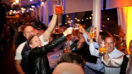 Party, party. Skål på oktoberfesten i Visby.